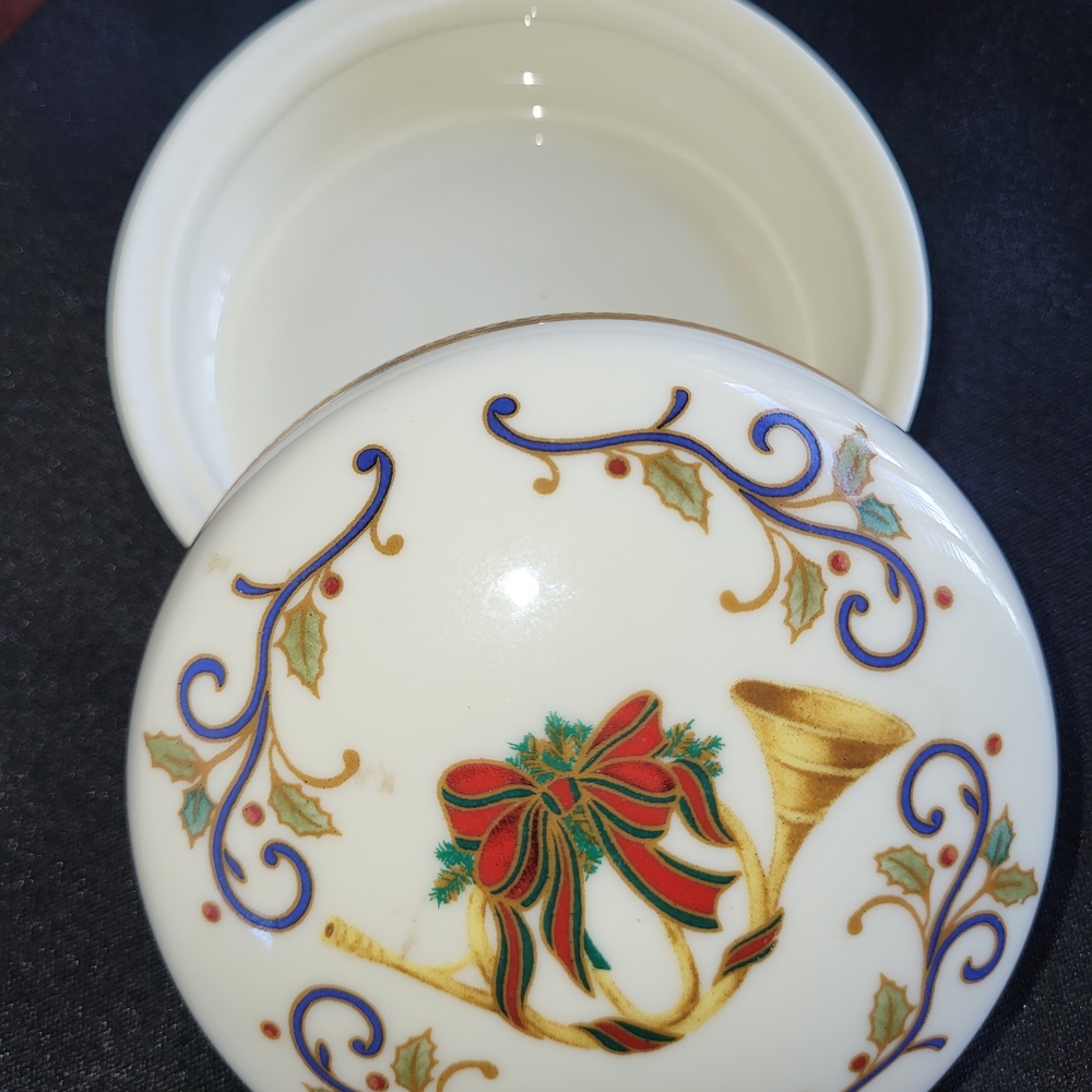 Mikasa Fine Porcelain Holiday Elegance Trinket Box